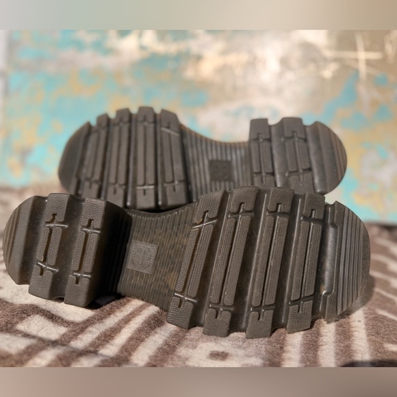 Dr Martens Corran Chelsea Atlas Heeled Boots - Picture 3 of 12